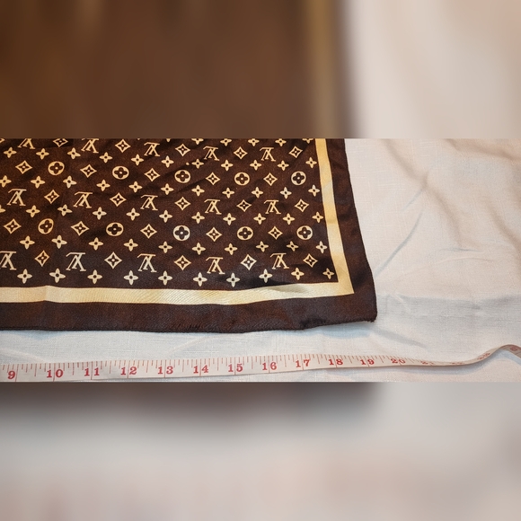 Louis Vuitton silk scarf - Picture 5 of 6